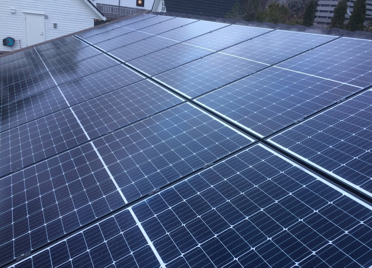 simpetro's tweet image. This PV-system was put into operation on the shortest day of the year at a latitude of 60,5 degrees in Norway. Happy Holidays. Solbære AS  solbaere.no