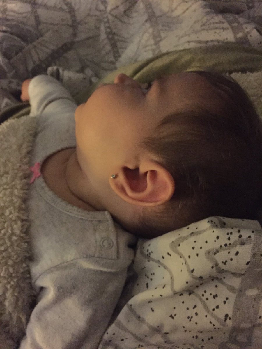 Lizmdno's tweet photo. Aquí con vampirina, menos mal estamos de vacaciones #viendolatele #resistiendose https://t.co/PlKxY2nM4I