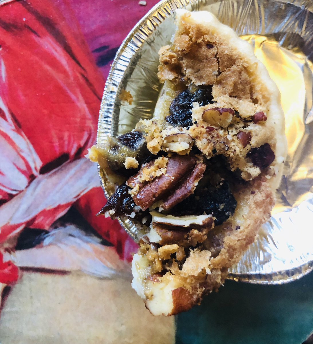 There are so many things that shouldn’t be saved for only Christmas time... going out with friends, spending time with family and of course butter tarts and Florentines!!