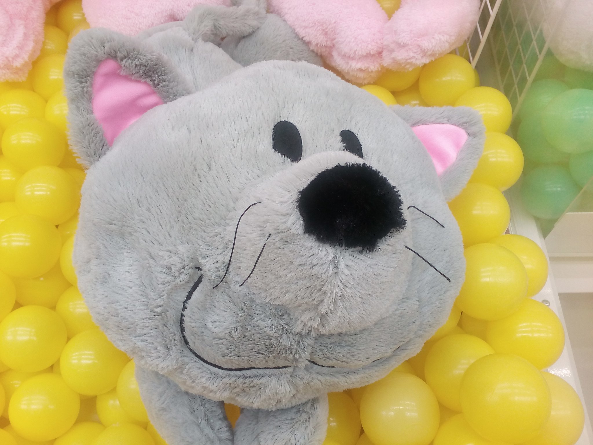 ラウンドワン泉北店 景品情報 スヌーピーからファーロン くたくたうさぎ超bigぬいぐるみが登場 とても大きくて可愛い ぬいぐるみなので疲れた時の癒しになりそう ラウンドワン限定ですよ ラウンドワン 泉北店 スヌーピー