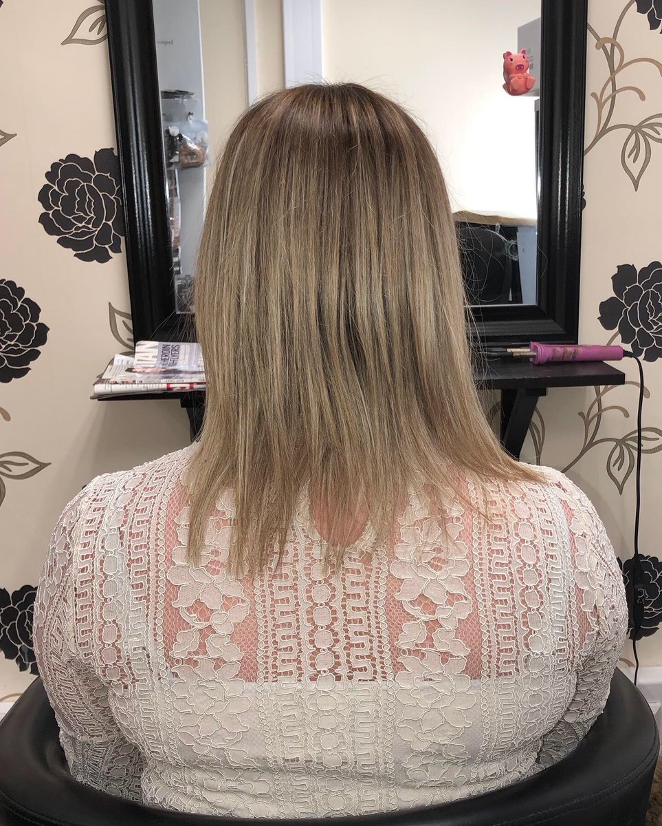 angelhairext's tweet image. We hope you all had a fab #Christmas! We are back to transforming lots of lovely clients today 🤗. This is a set of 18” @beauty_works #microring #hairextensions mixing shades #18/22A &amp;amp; #5 for the perfect blend ❤️