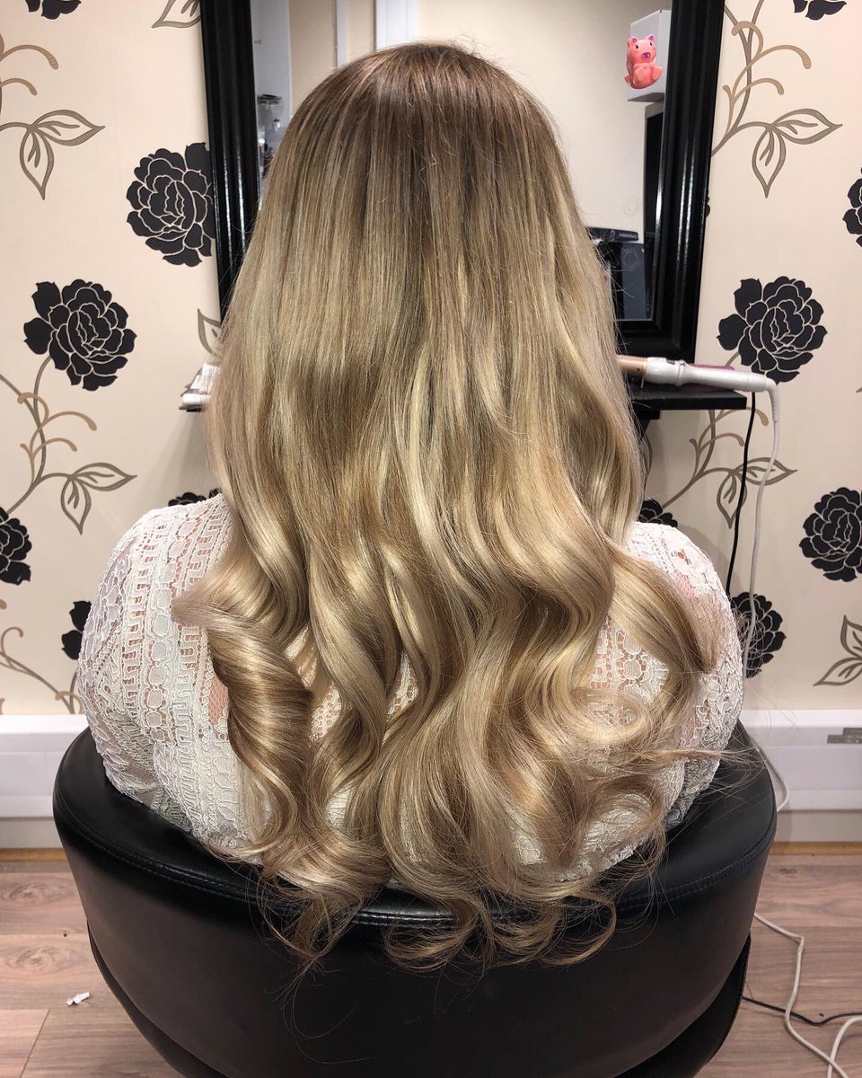 angelhairext's tweet image. We hope you all had a fab #Christmas! We are back to transforming lots of lovely clients today 🤗. This is a set of 18” @beauty_works #microring #hairextensions mixing shades #18/22A &amp;amp; #5 for the perfect blend ❤️