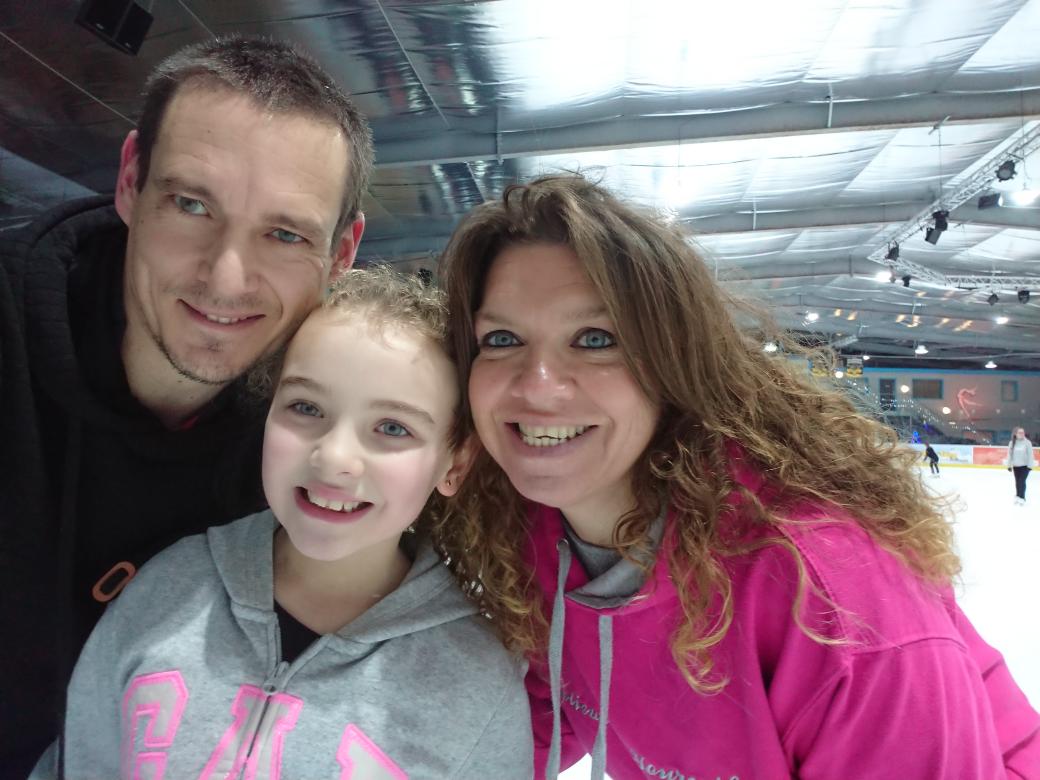 scallywagsmum's tweet image. Thank you so much Colin for the voucher put to good use to shift the Xmas 🎄 cobwebs off... @TTGWRadio.. Merry Christmas from all of us.... 🤗 #planetice #iceskating #noshameinfalling #nopainnogain lol 😂 🏆 ⛸