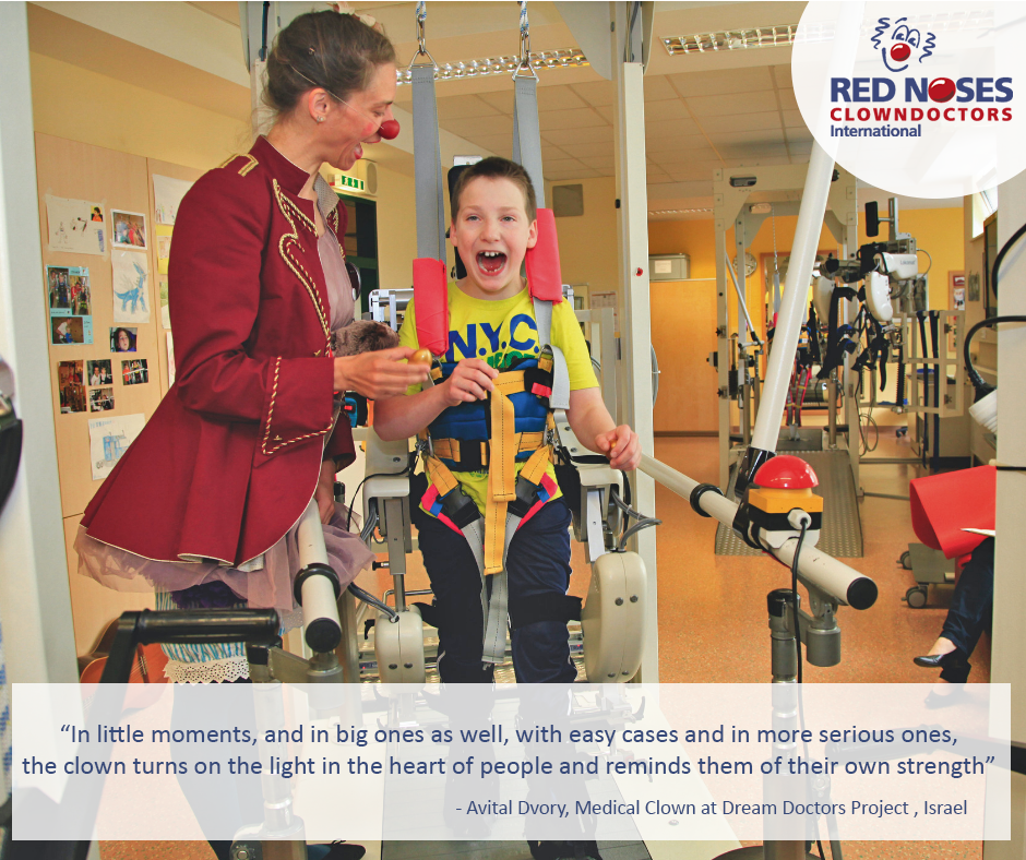 rednoses_int's tweet photo. What is special about the healthcare clowns is that they have one foot in the childhood world, and one foot in the adult world.
Thereby, children can feel confident and safe - with adults and with the childish side of the clowns.
#IntensiveSmile #RehabilitationProgramme https://t.co/usvZmY3SbW
