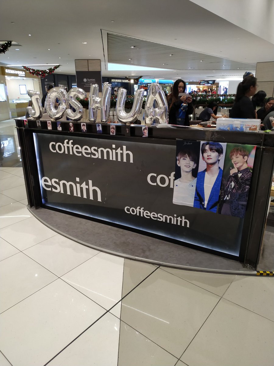cheolnchan's tweet photo. today at @EFFLORESCENCEJS !!! hehe was really fun & it's my first time going to suntec's coffeesmith 🤪 thanku admin for hosting d event !!!! the decos r rllyyy pretty (& cupsleeve & pcs!!!!!!) & 3/4 events w @JEONKSY HAHAHAHA && GOT TO MEET @cuddlecheols uwu
#EFFLORESCENCEJS https://t.co/bge2s9qsua