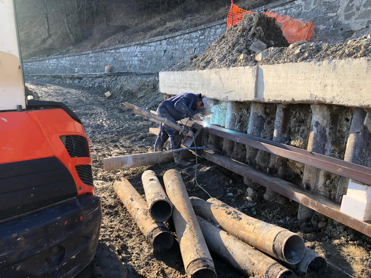 StradeAnas's tweet photo. Continuiamo a lavorare con forte impegno per ricostruire il tratto della #SS73bis #BoccaTrabaria coinvolto nel movimento franoso, in prossimità del valico tra #Umbria e #Marche.
Ecco alcune foto dei lavori di oggi #27dicembre e nella vigilia di Natale https://t.co/o3MHVmEA1x