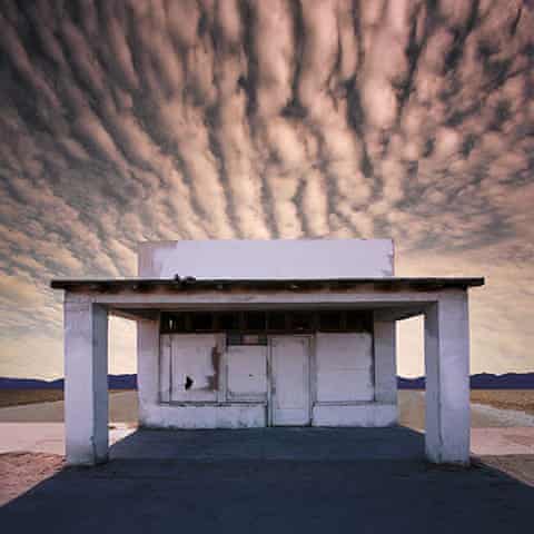 Bertrom's tweet photo. Los Angeles photographer #EdFreeman captures the architecture of the American roadside. https://t.co/Y8nEq76q66