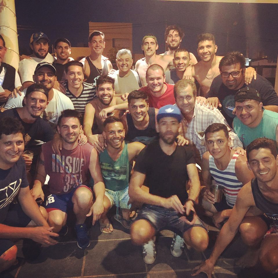 cristiancuffaro's tweet photo. Un año más que la banda se junta, recuerda y vive. Grandes personas que marcaron una etapa hermosa. #ROSARIOCENTRAL #CAT88 ⚽ #FREDDYYLOSSOLARESENVIVO https://t.co/41YsnYMIQE