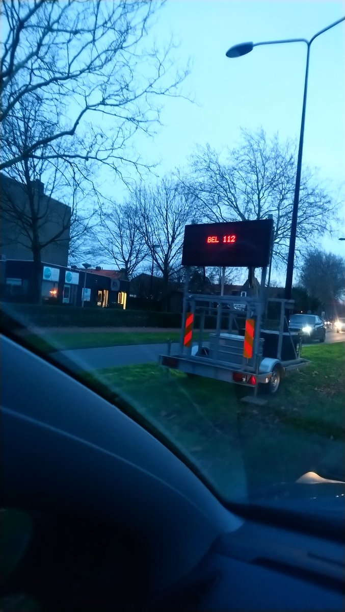 ReneAssendelft's tweet photo. "verdachte situatie  bel 112" meldt tekstkar op Liornestraat. Idee hierachter is mij niet duidelijk, worden er doms veel inbraken gepleegd? https://t.co/OyKdfG1yMa
