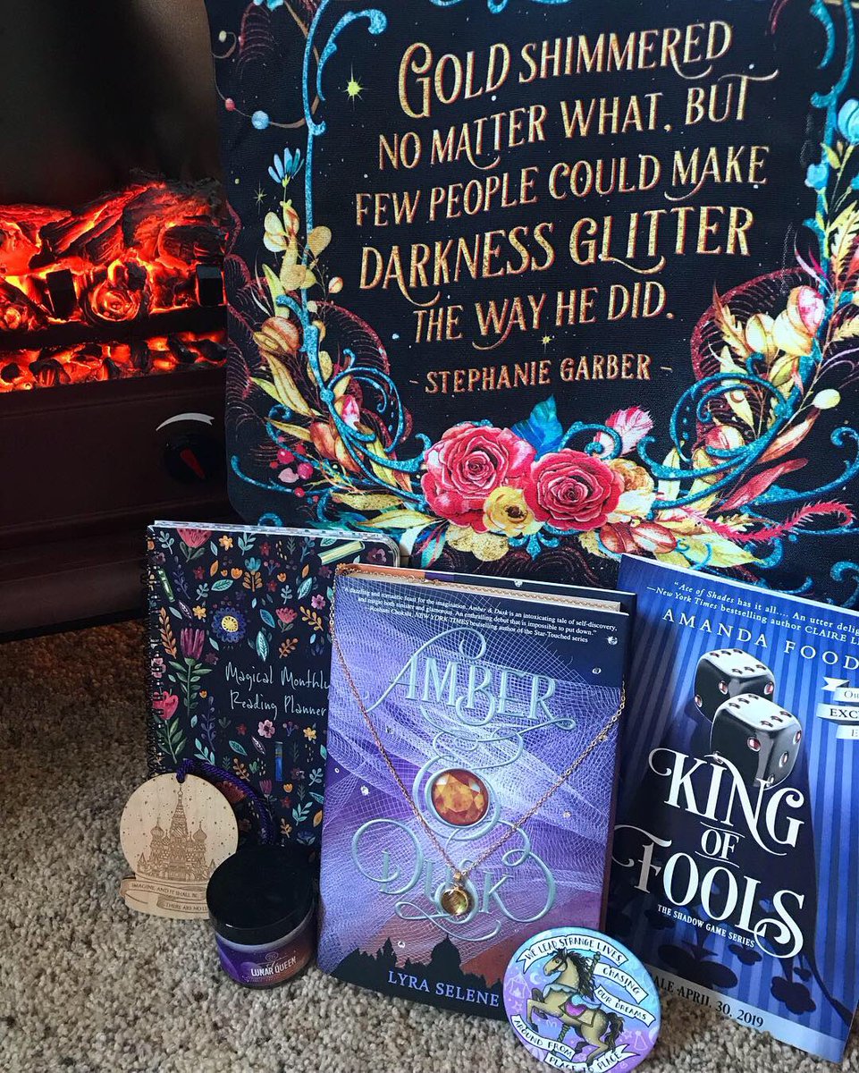 KFrank107's tweet photo. This month, @owlcrate used Power of Illusion as their theme! I LOVED this box!! Not only did it come with AMBER AND DUSK signed by Lyra Selene BUT I also got an exclusive excerpt from KING OF FOOLS @AmandaFoody 😍 I’m so excited to start reading / using all my new goodies! https://t.co/XaHFxgHgPC