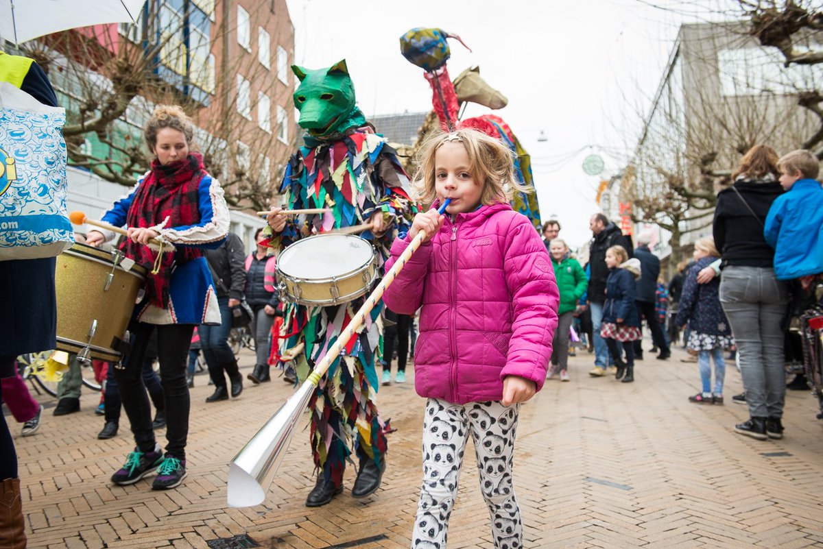 forum_groningen's tweet photo. Vrijdag, zaterdag én zondag beleef je bij ons weer het Roald Dahl Festival! Met natuurlijk weer de vrolijkste optocht, de mooiste films en de leukste workshops. Kom ook! Bekijk het programma hier >> https://t.co/oXYHPfbNy4 #roalddahlfestival #roalddahl #groningen #kids #kinderen https://t.co/qFQBZcSItS