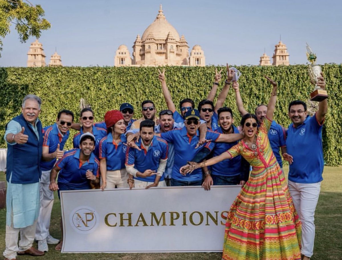 PriyankaDaily's tweet photo. Team Bride 🏆 @priyankachopra @nickjonas https://t.co/2gl1NHYovt