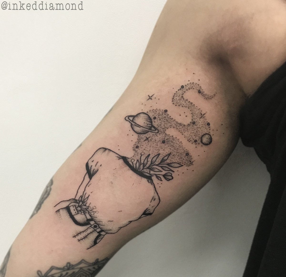 Origin_Arts's tweet photo. Here's a piece @inkeddiamond tattooed a few days ago :)
Thank you Alex for once again sitting so well!
If you would like to book an appointment in the New Year be sure to give the studio a message  :D

#originarts #loughborough #tattoo #illustration #tattooidea https://t.co/GfzAfvB6qT