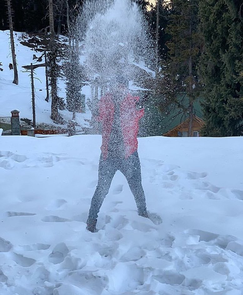 MahatArmy's tweet photo. Beautiful Kashmir ❄️🌫️🌨️
#snow #burf #Cool
#kashmir
#gulmarg
@MahatOfficial
@meprachimishra
#mahat
#mahatraghavendra
#mishraprachi
#prachi #mishra
#missindia https://t.co/JCAukcyEgW