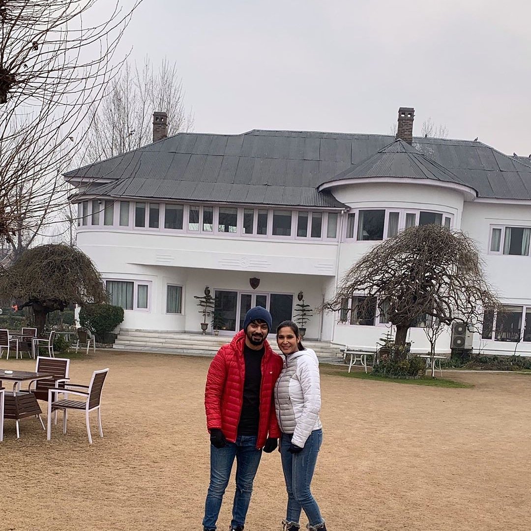 MahatArmy's tweet photo. Beautiful Kashmir ❄️🌫️🌨️
#cute #pair 👨❤️👨
#snow #burf #Cool 💞
#kashmir
#gulmarg
@MahatOfficial
@meprachimishra
#mahat
#mahatraghavendra
#mishraprachi
#prachi #mishra
#missindia https://t.co/ZICgpacRPn