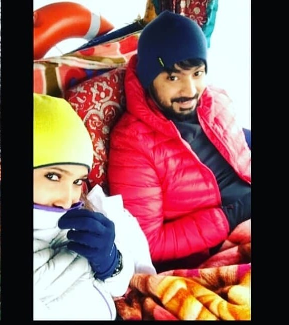 MahatArmy's tweet photo. Beautiful Kashmir ❄️🌫️🌨️
#cute #pair 👨❤️👨
#snow #burf #Cool 💞
#kashmir
#gulmarg
@MahatOfficial
@meprachimishra
#mahat
#mahatraghavendra
#mishraprachi
#prachi #mishra
#missindia https://t.co/ZICgpacRPn
