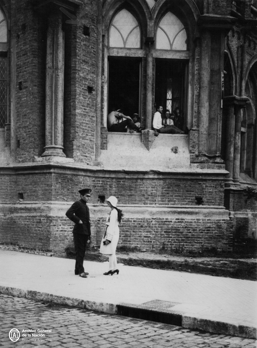 AGNArgentina's tweet image. Alumnos de la Facultad de Derecho (actual Facultad de Ingeniería), esperando provisiones de sus compañeros durante la huelga, Buenos Aires 1929.
AGN_DDF/ Caja 110, inv: 19019.