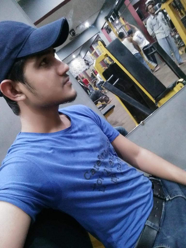RAoShezi985's tweet photo. Workout time... https://t.co/Dv6KMuXxcd