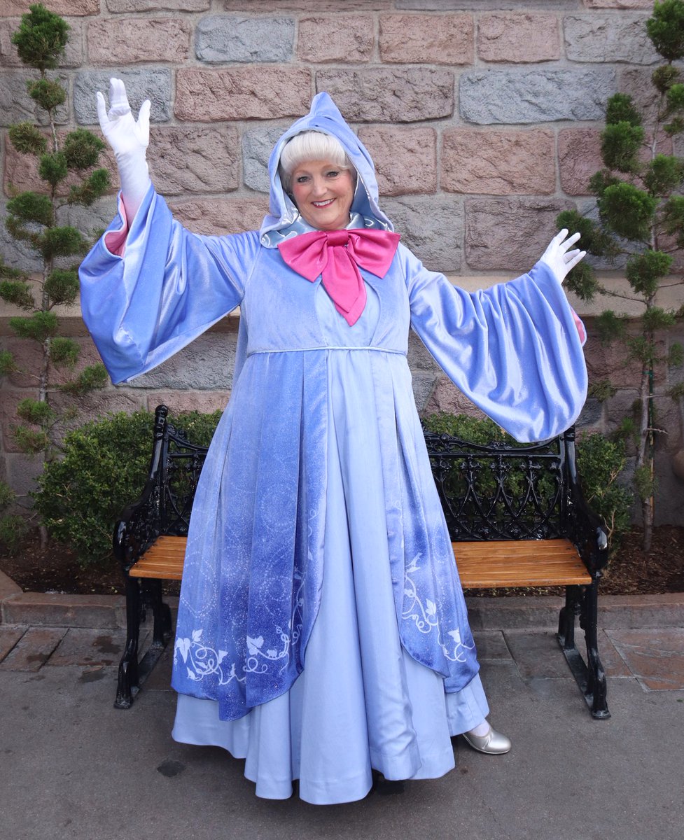 360 Of Disney We Loved Seeing The Fairygodmother At Disneyland Yesterday Dlr Disneyland Cinderella Fantasyland シンデレラ フェアリーゴッドマザー T Co Gcf1ek3zrb