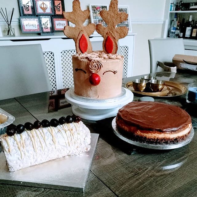 Harjg1's tweet photo. Why have one when you can have three
#reindeercake #chocolateorangecake #fourlayers #rudolphtherednosedreindeer
#whiteforestmeringueroulade #homemadecherryjam #baileyscheesecake #bakedcheesecake #cakesbyharj https://t.co/nXHV8m3R9U https://t.co/sn2is3JVbf