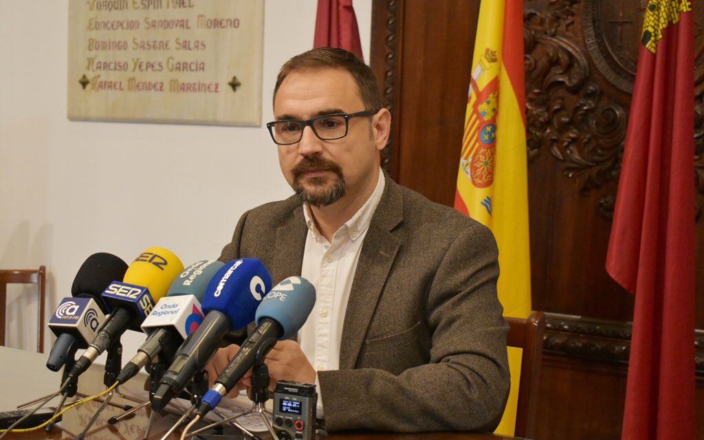 DiegoJMateos's tweet photo. Estoy convencido de que 2019 va a ser un gran año para #Lorca

El año del cambio, en el que vamos a trabajar para devolver la vida a la cuidad y a los barrios, y en el que las pedanías, sin distinciones, volverán a tener el protagonismo que les corresponde https://t.co/8Dt98eXnEt https://t.co/Pi22Sod7sK