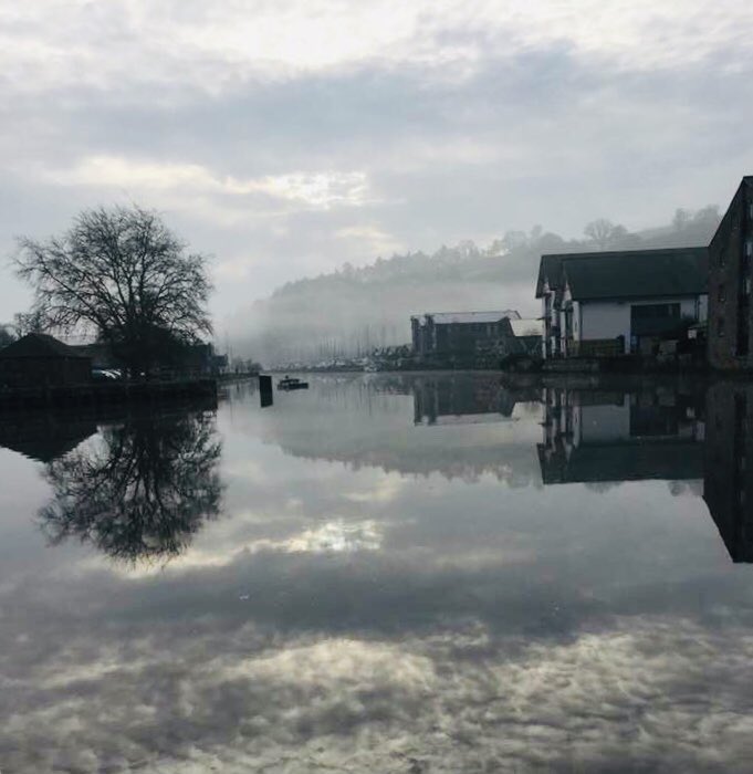 Happy ‘time-between-christmas-and-new-year’, when you don’t know what day it is, and it’s a perfect time to stop and reflect.
So stop, and reflect. 

#reflect #pause #presspause #stopandthink #reflection