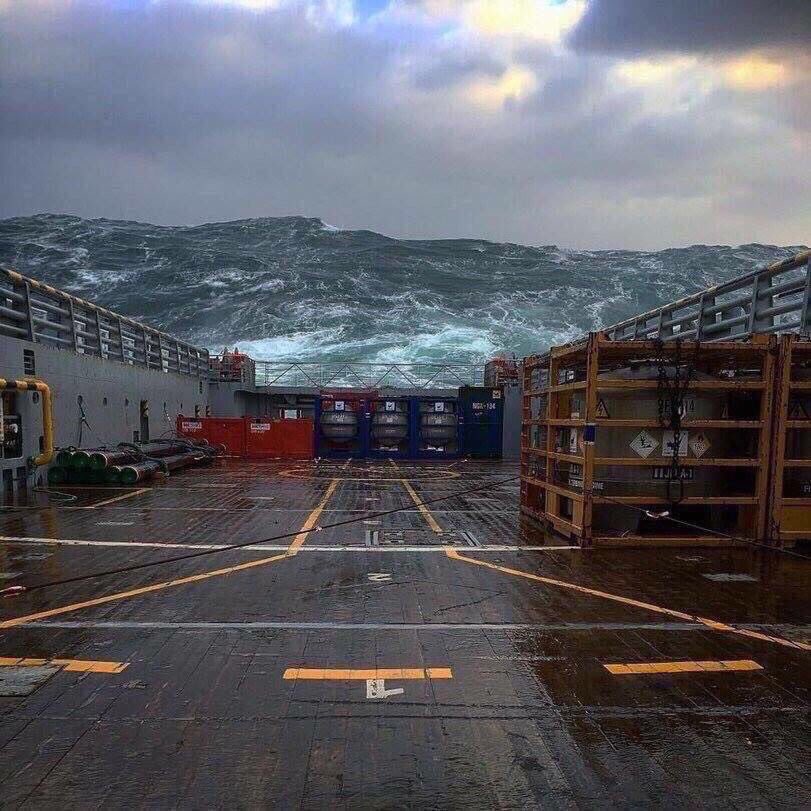 ret500's tweet photo. هذه الصورة العجيبة تم التقاطها من داخل سفينة في وسط البحر !! 

تأمل قوله تعالى : "وهي تجري بهم في موج كالجبال". https://t.co/lrwHzF1tHP
