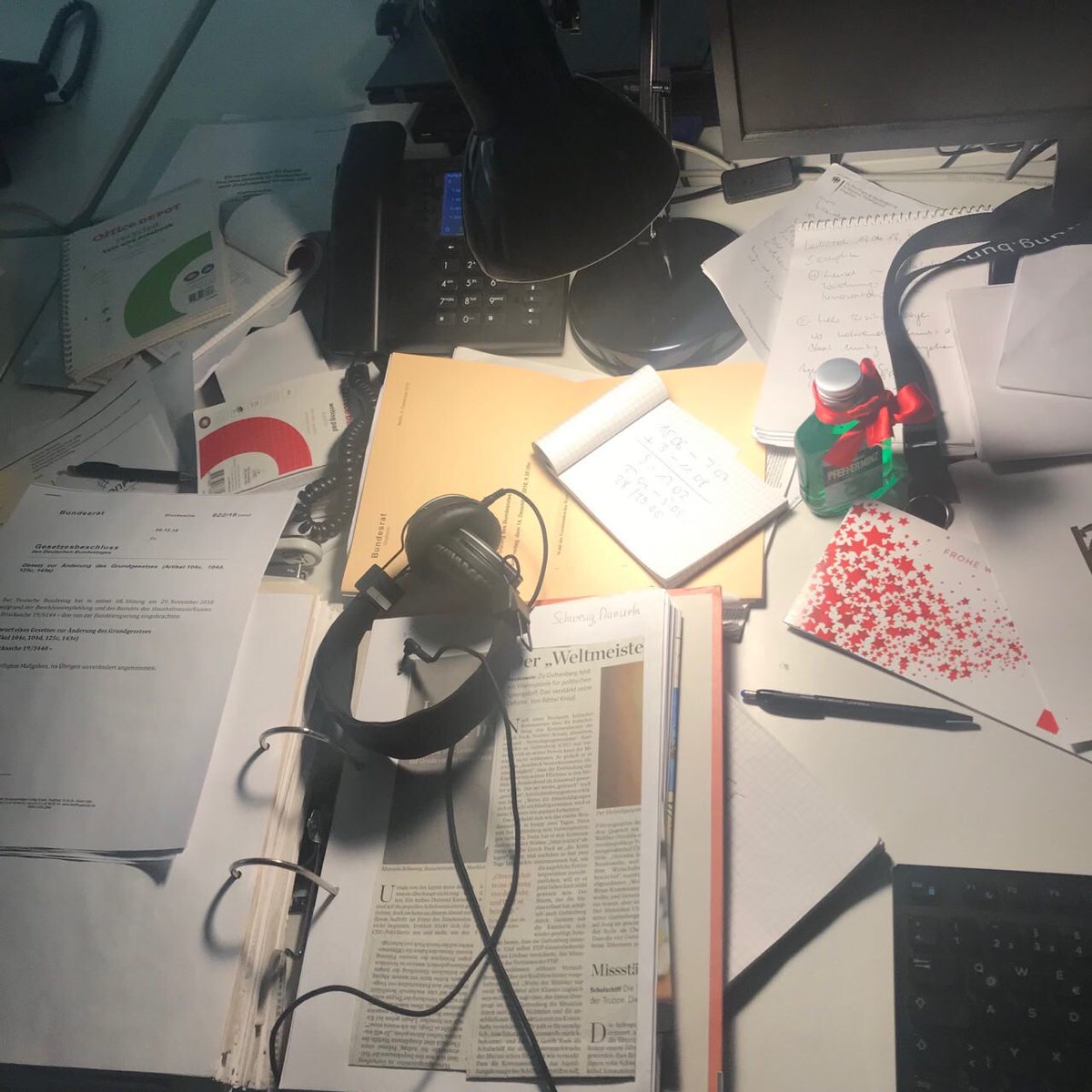 MPuddig's tweet photo. So. Das Arbeitsjahr ist hiermit offiziell geschafft. Tschüss, Schreibtisch! Tschüss, ⁦@mozde⁩, ⁦@SWPde⁩ und ⁦@lr_online⁩! https://t.co/u9RCbDuyR3