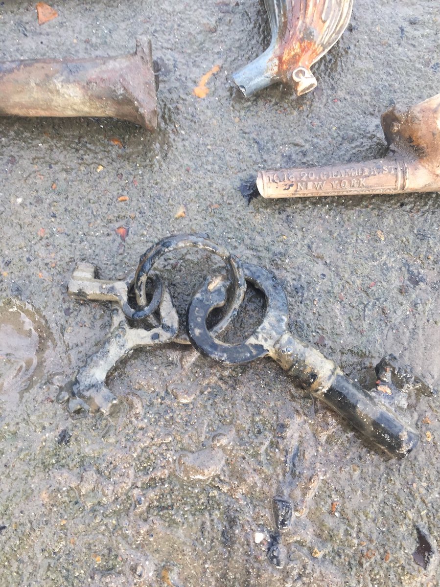 Rothersman's tweet photo. Not a bad morning on the Thames foreshore today.! Some nice clay pipes and a set of keys . #thameslarker #fullmudlark https://t.co/zZSbikqdVK