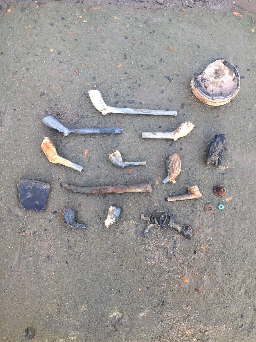 Rothersman's tweet photo. Not a bad morning on the Thames foreshore today.! Some nice clay pipes and a set of keys . #thameslarker #fullmudlark https://t.co/zZSbikqdVK