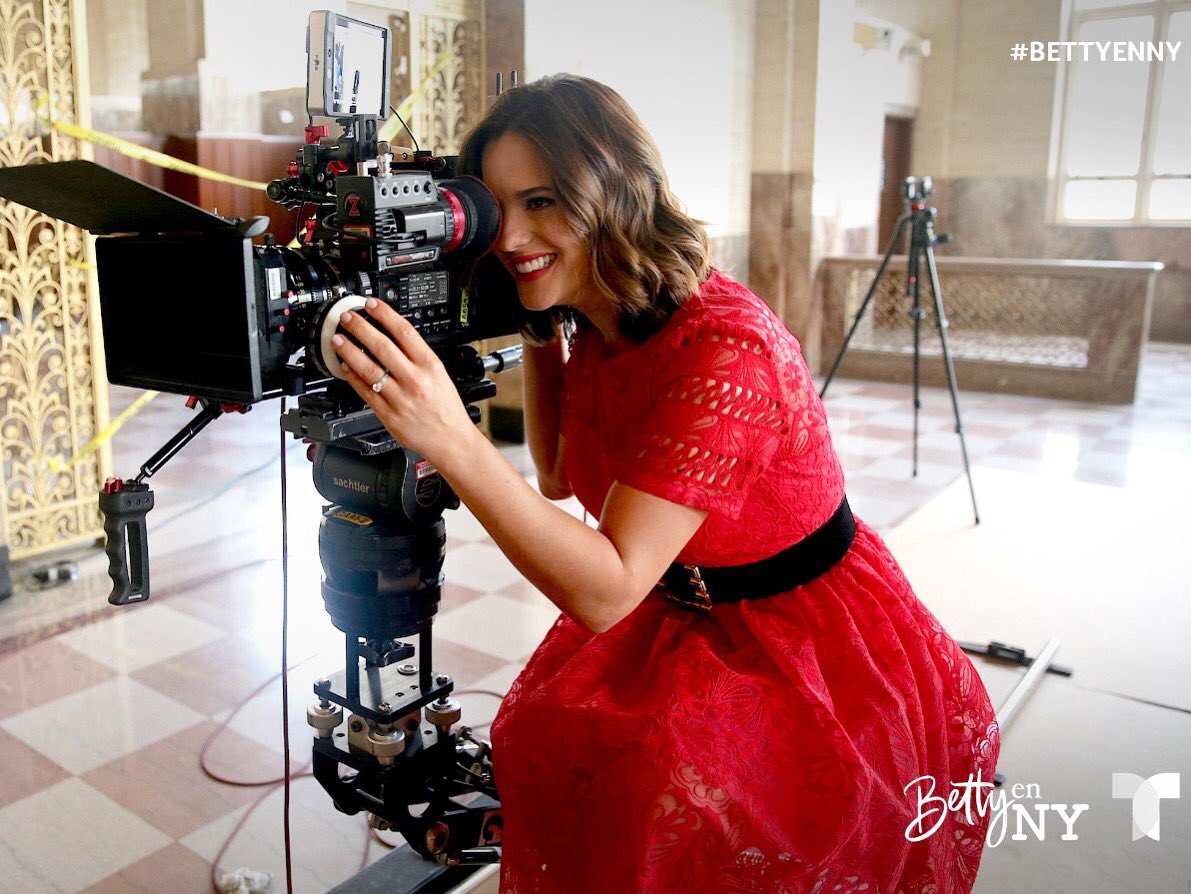 La bella <a href="/Seara_sabrina/">Sabrina Seara</a> está feliz viendo lo que viene pronto en #BettyEnNY por @telemundo. ¿Quiénes están como ella? #EneroVamosConTodo