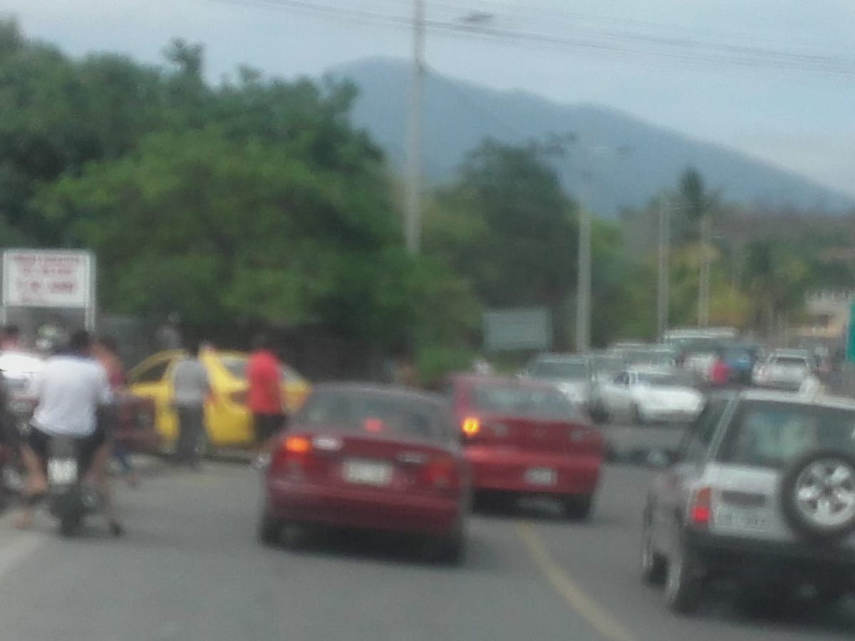 RosarioCordovaV's tweet photo. En #Macará se registra protestas por el alza de combustibles. Moradores denuncia la comercialización de diésel  a 2.74 #Loja 
@TMT30_ @fabriciovelav @alexismoncayo https://t.co/gdgq7Wq3Au