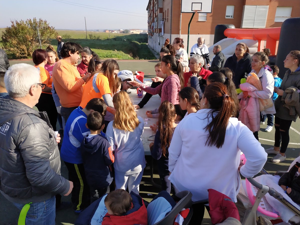 ACDE_FairPlay's tweet photo. Las actividades navideñas han pasado esta mañana por la Bda. Juan Canet. Música, talleres, juegos en hinchables y por supuesto migas con chocolate para reponer fuerzas. Finalizando con sorteos de regalos entre los/as participantes.

👉Mañana estaremos en la plaza de San Lázaro‼️ https://t.co/7v5du869Vi