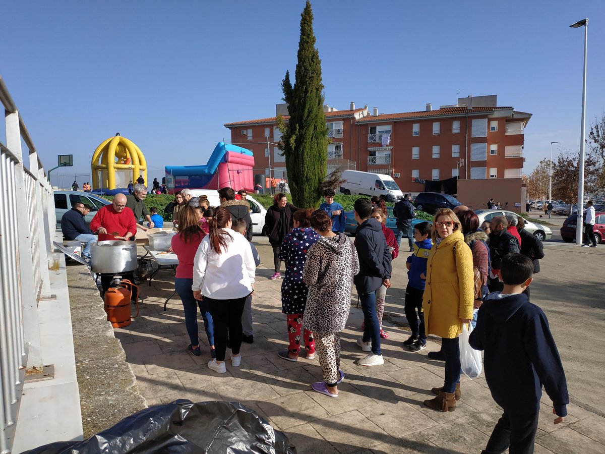 ACDE_FairPlay's tweet photo. Las actividades navideñas han pasado esta mañana por la Bda. Juan Canet. Música, talleres, juegos en hinchables y por supuesto migas con chocolate para reponer fuerzas. Finalizando con sorteos de regalos entre los/as participantes.

👉Mañana estaremos en la plaza de San Lázaro‼️ https://t.co/7v5du869Vi