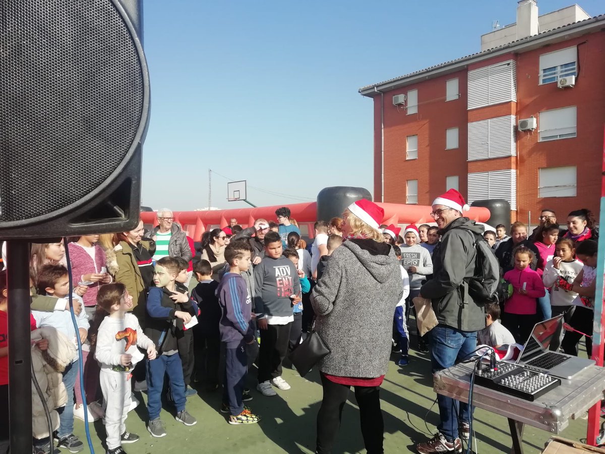 ACDE_FairPlay's tweet photo. Las actividades navideñas han pasado esta mañana por la Bda. Juan Canet. Música, talleres, juegos en hinchables y por supuesto migas con chocolate para reponer fuerzas. Finalizando con sorteos de regalos entre los/as participantes.

👉Mañana estaremos en la plaza de San Lázaro‼️ https://t.co/7v5du869Vi
