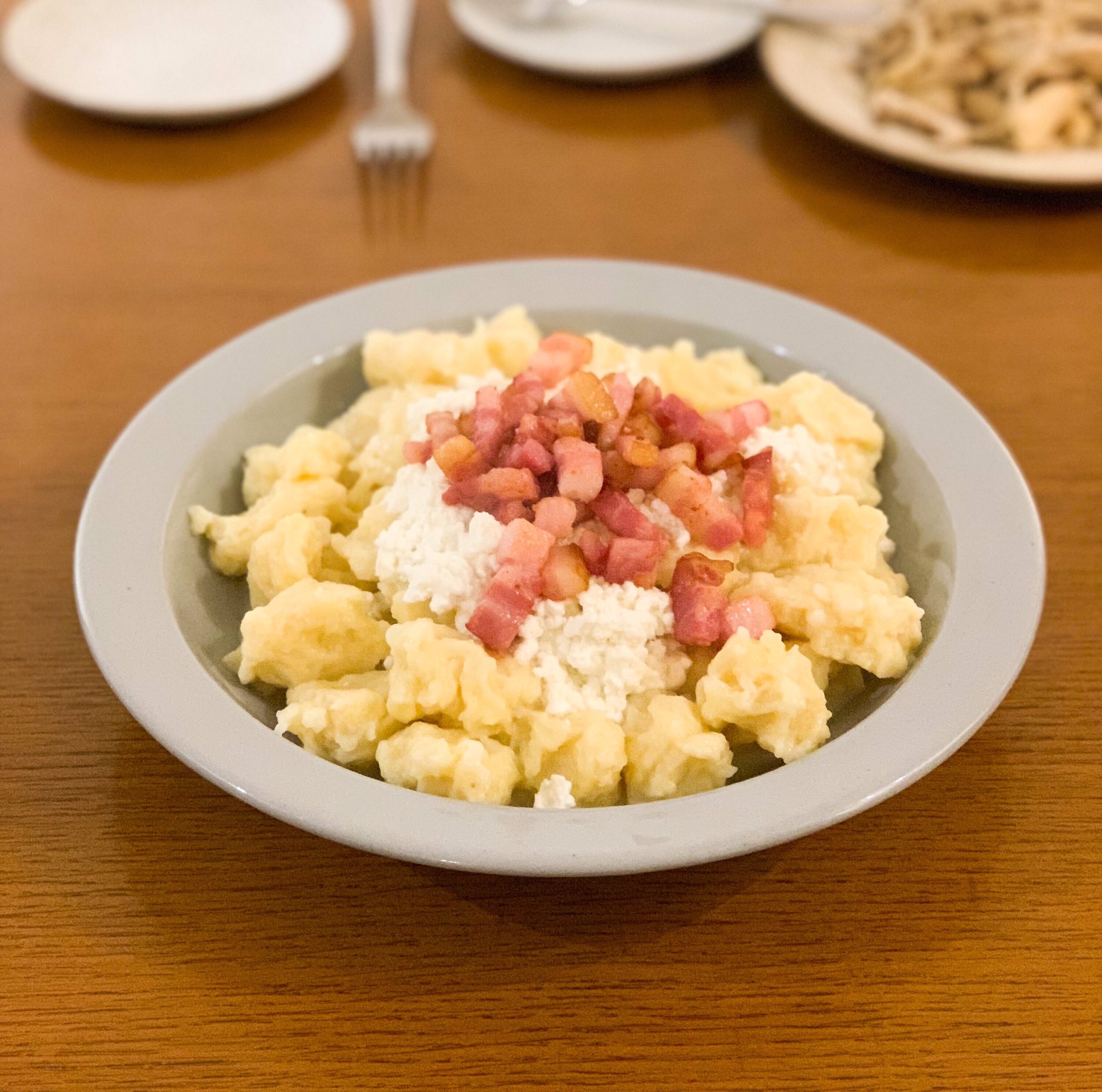 大島依提亜 今日の世界のじゃがいも料理はチェコの プリンゾベー ハルシュキ じゃがと小麦粉の原始ニョッキみたいないもだんごにフェタチーズと焼ベーコンをソースとして食す 今まで作った他セカジャガはトルティージャ スペイン ダブリンコドル