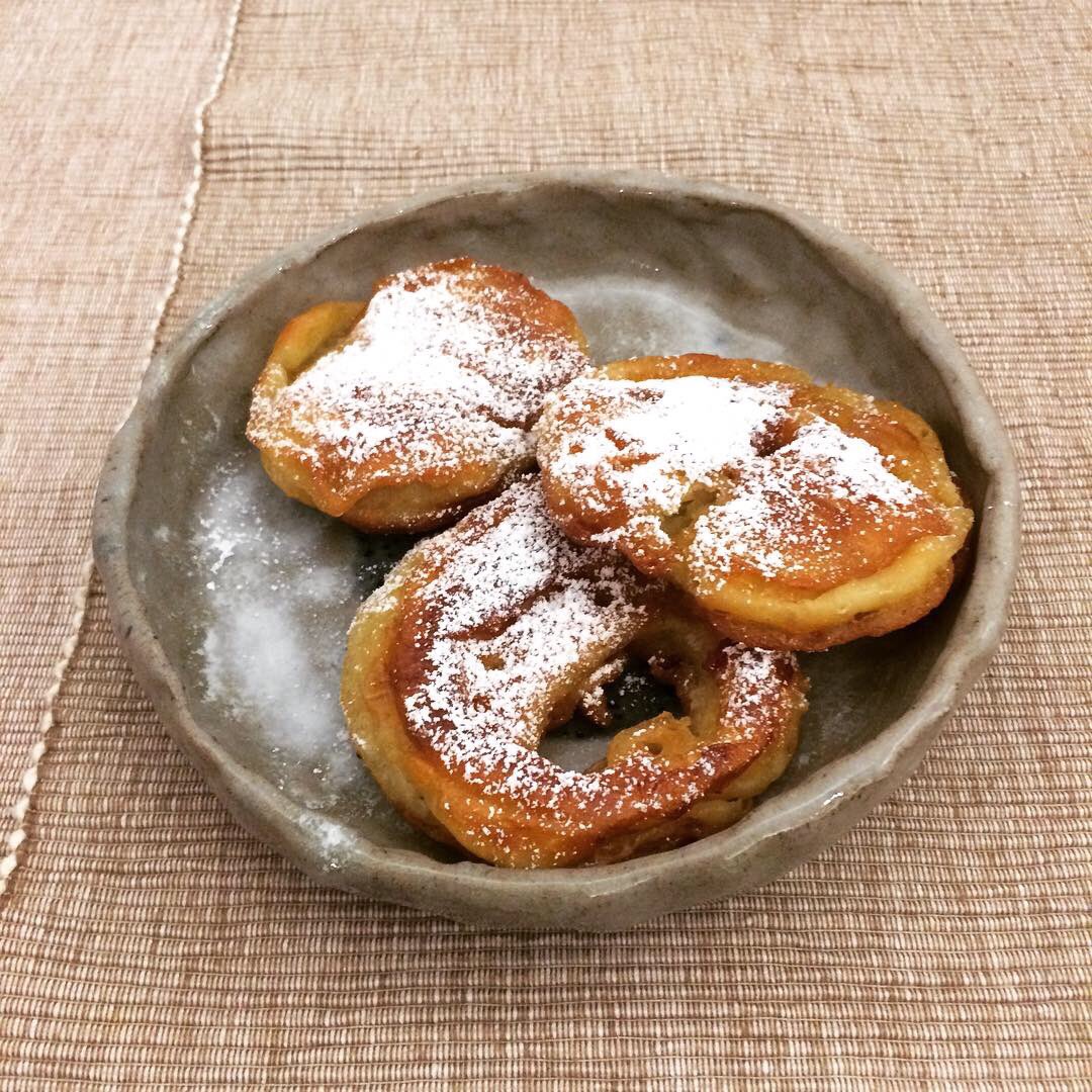 boekankoki's tweet photo. Joyeux Noël, Hartelijk Kertsdagen, Selamat Hari Natal, Merry Christmas à vous tous, mes amies et mes familles..
Beignets aux Pommes, a inspiré par @750Grammes pour Noël. Voir sur  https://t.co/HzadbIOoaz ou https://t.co/RoACwlKE6G (en)
#boekankoki #mycooking #beignetsauxpommes https://t.co/h6vEsAqEiK