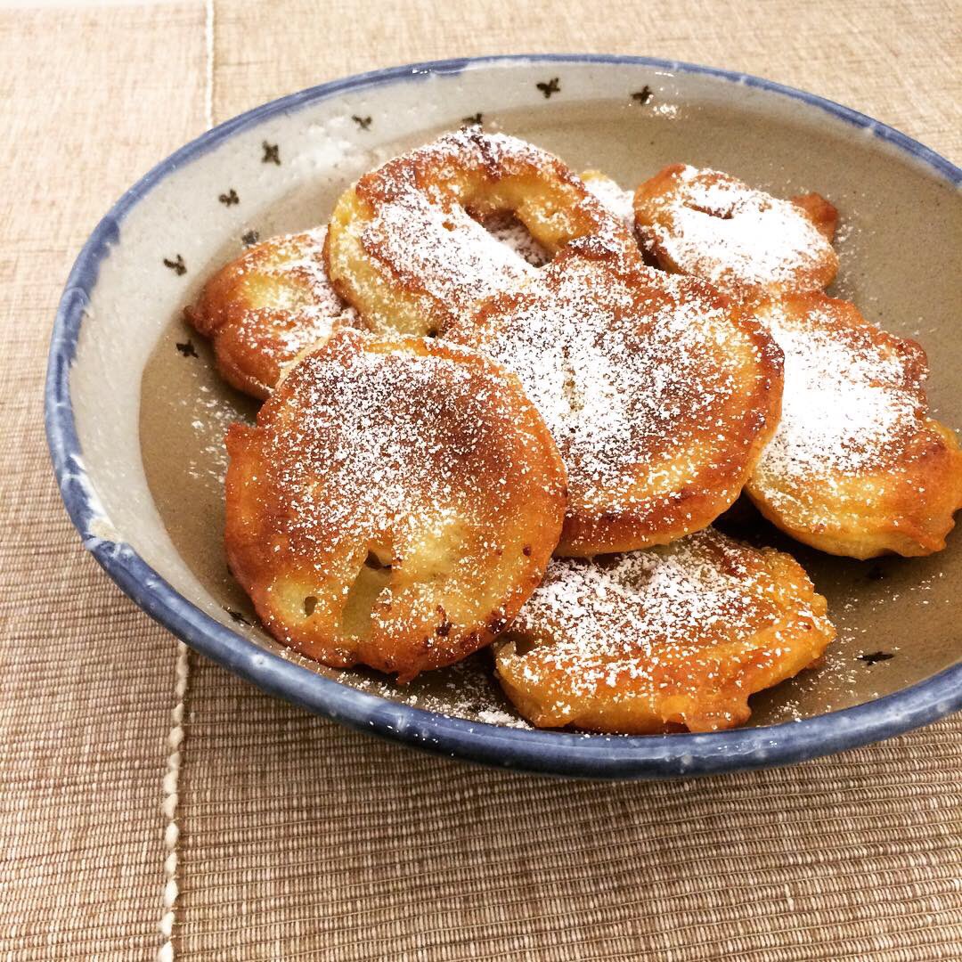 boekankoki's tweet photo. Joyeux Noël, Hartelijk Kertsdagen, Selamat Hari Natal, Merry Christmas à vous tous, mes amies et mes familles..
Beignets aux Pommes, a inspiré par @750Grammes pour Noël. Voir sur  https://t.co/HzadbIOoaz ou https://t.co/RoACwlKE6G (en)
#boekankoki #mycooking #beignetsauxpommes https://t.co/h6vEsAqEiK