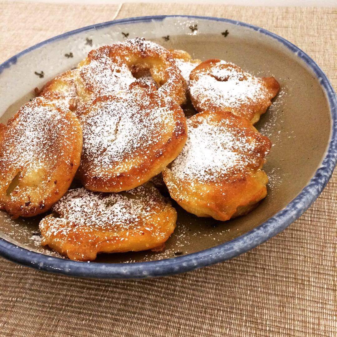 boekankoki's tweet photo. Joyeux Noël, Hartelijk Kertsdagen, Selamat Hari Natal, Merry Christmas à vous tous, mes amies et mes familles..
Beignets aux Pommes, a inspiré par @750Grammes pour Noël. Voir sur  https://t.co/HzadbIOoaz ou https://t.co/RoACwlKE6G (en)
#boekankoki #mycooking #beignetsauxpommes https://t.co/h6vEsAqEiK