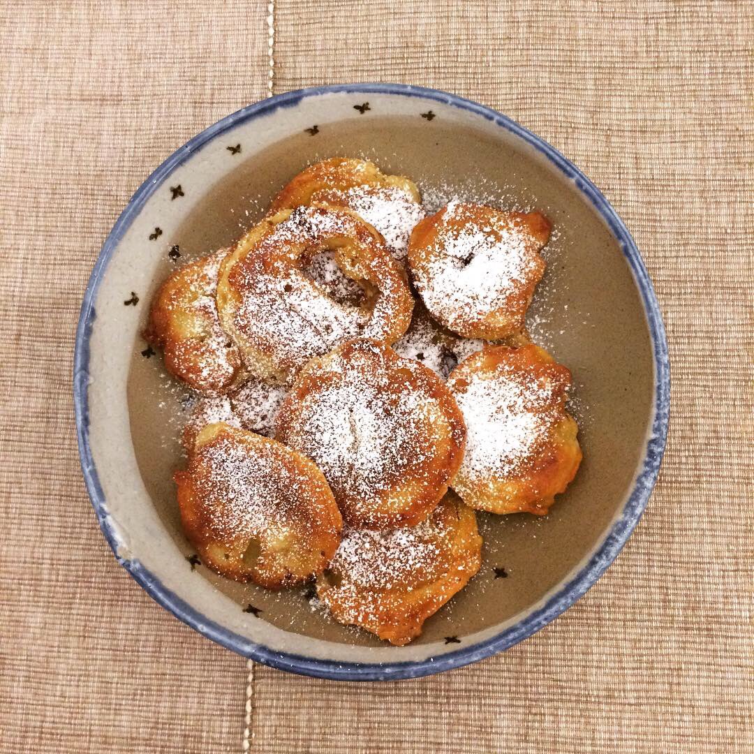 boekankoki's tweet photo. Joyeux Noël, Hartelijk Kertsdagen, Selamat Hari Natal, Merry Christmas à vous tous, mes amies et mes familles..
Beignets aux Pommes, a inspiré par @750Grammes pour Noël. Voir sur  https://t.co/HzadbIOoaz ou https://t.co/RoACwlKE6G (en)
#boekankoki #mycooking #beignetsauxpommes https://t.co/h6vEsAqEiK