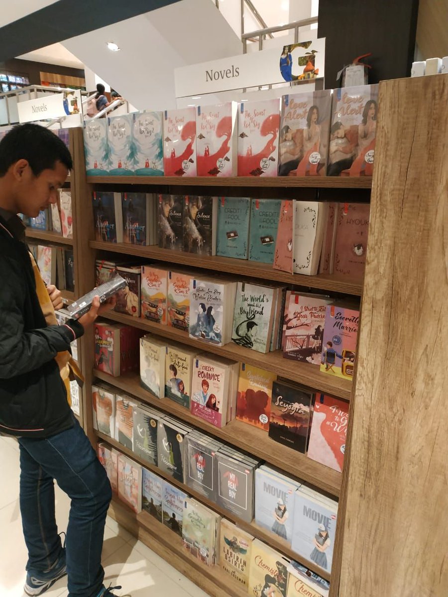 penerbitharu's tweet photo. Buku2 Haru Grup tersedia di Gramedia Trans Makassar
.
.
#PenerbitHaru
#DisplayBuku
#TokoBuku
#bookstore
#Gramedia
#Trimedia
#KamisManis https://t.co/x3avxJ4ZAo