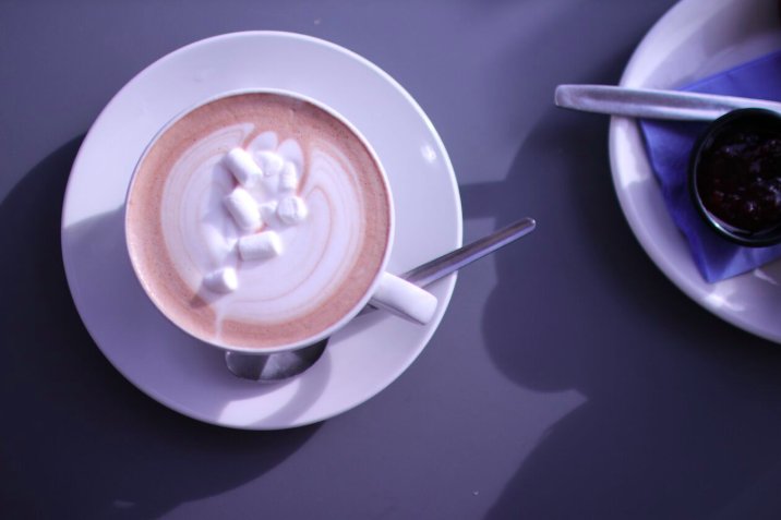 Thinking of taking a long seaside stroll today? Make sure to grab a hot drink at Cafe du Journal in the heart of Monkstown. ☃️