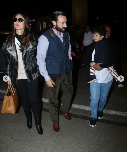 Gossipkigaliyan's tweet photo. #saifalikhan and #kareenakapoorkhan with #Taimur at London for New year celebrations 😍😍
Follow @Gossipkigaliyan for more bollywood gossip
.
.
.
.
.
#bollywood #gkgmedia #gkg #dailygossip #gossip #gossipkigalliyan #saif #taimuralikhan #kareenakapoor #kareena #taimurkhanpataudi https://t.co/WyRc7cP9pA
