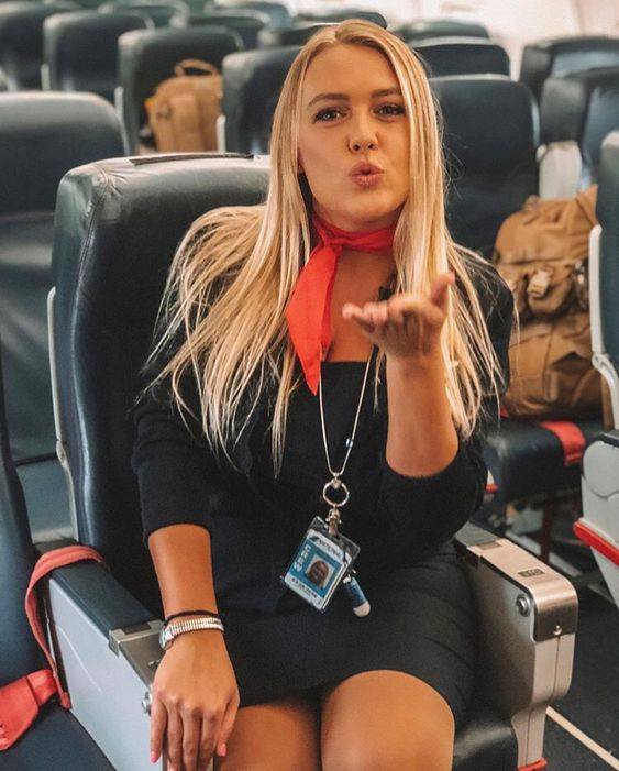 TheAviatorss's tweet photo. #airhostess #Cabincrew #flightattendant https://t.co/XcC1zoHmmg