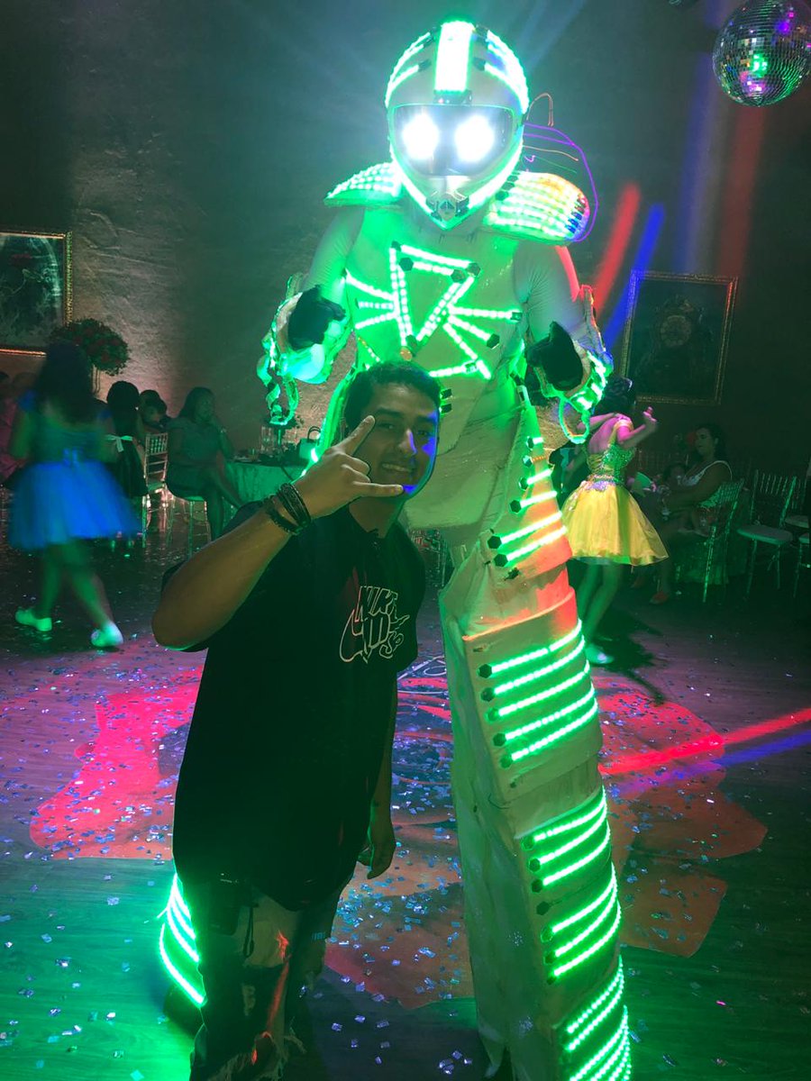 Sobre a pista de ontem... Teve robô led mesmo!#roboled #djlife #Bomdia #Simbora