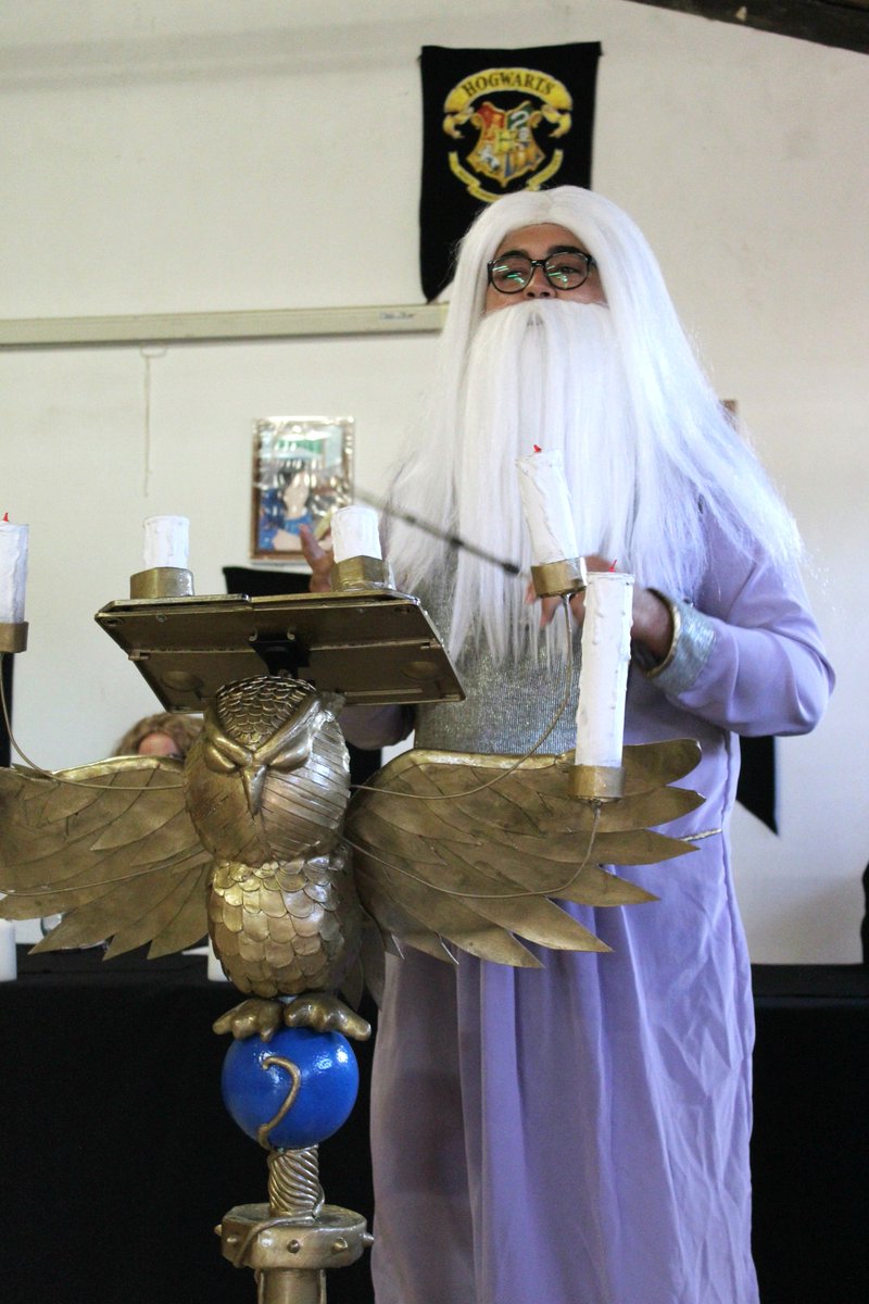 No es Melchor... ¡es Dumbledore! 🧙‍♂️ Pero ya puedes pedir a los Reyes Magos tu inscripción para la #ConvivenciaHogwarts 2019. ¡O regalársela a un fan de Harry Potter! No pierdas la oportunidad 🎁