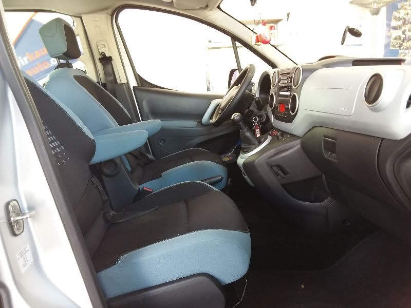 AutosVidal's tweet photo. Oportunidad Citroën berlingo muy cuidada , mantenimientos al día , tapicería bicolor ,reposabrazos delanteros  , asientos calefactables , faros antiniebla,sensor de luces , control de velocidad,  parktronic , barras de techo y gancho de remolque  opcionales ..... https://t.co/lVKR81Fwnz