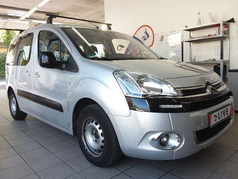 AutosVidal's tweet photo. Oportunidad Citroën berlingo muy cuidada , mantenimientos al día , tapicería bicolor ,reposabrazos delanteros  , asientos calefactables , faros antiniebla,sensor de luces , control de velocidad,  parktronic , barras de techo y gancho de remolque  opcionales ..... https://t.co/lVKR81Fwnz