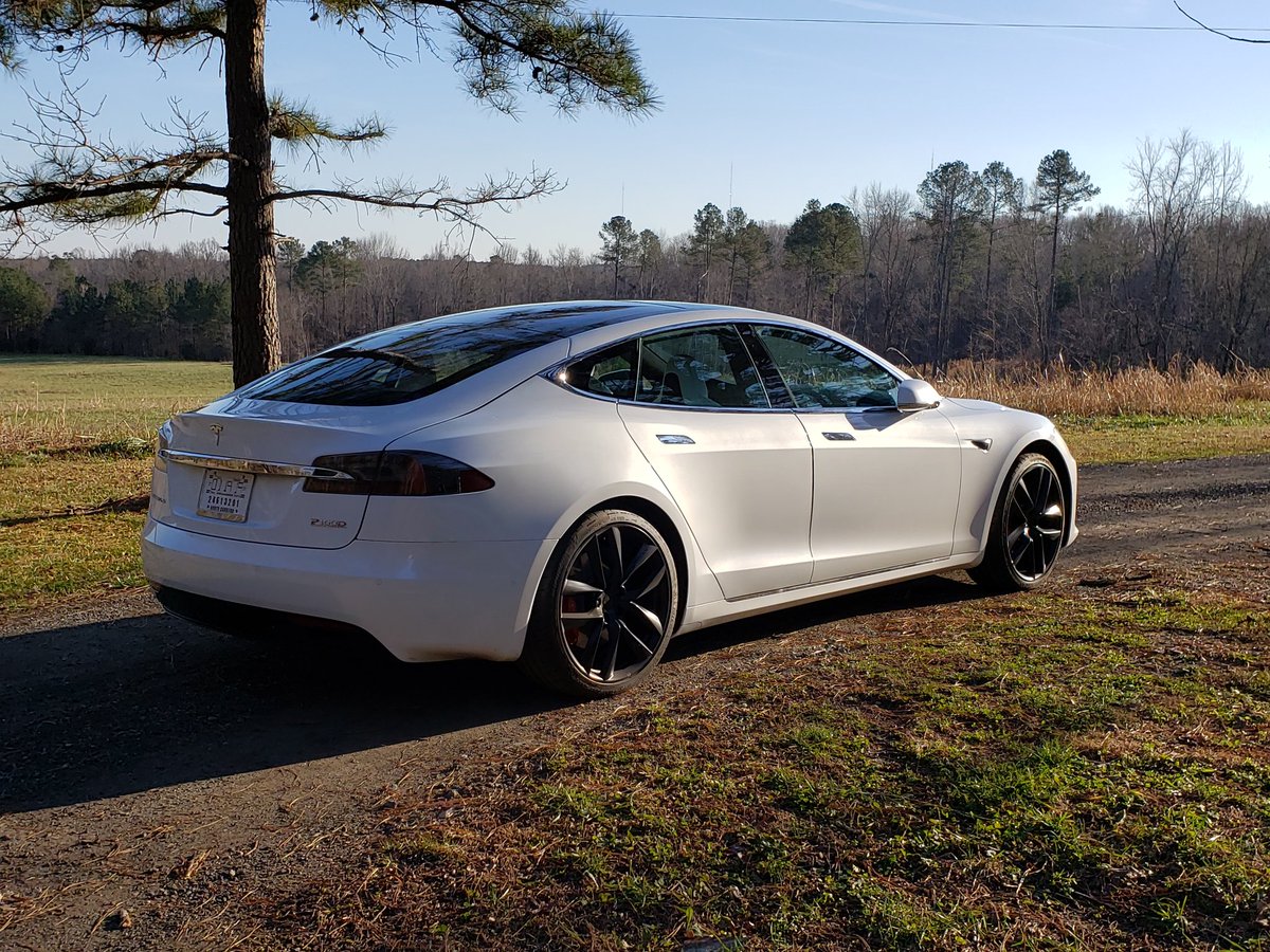 HowHeatherRolls's tweet image. Happy Birthday &amp;amp; Merry Christmas to me! Love my new Model S @Tesla Nice design @elonmusk