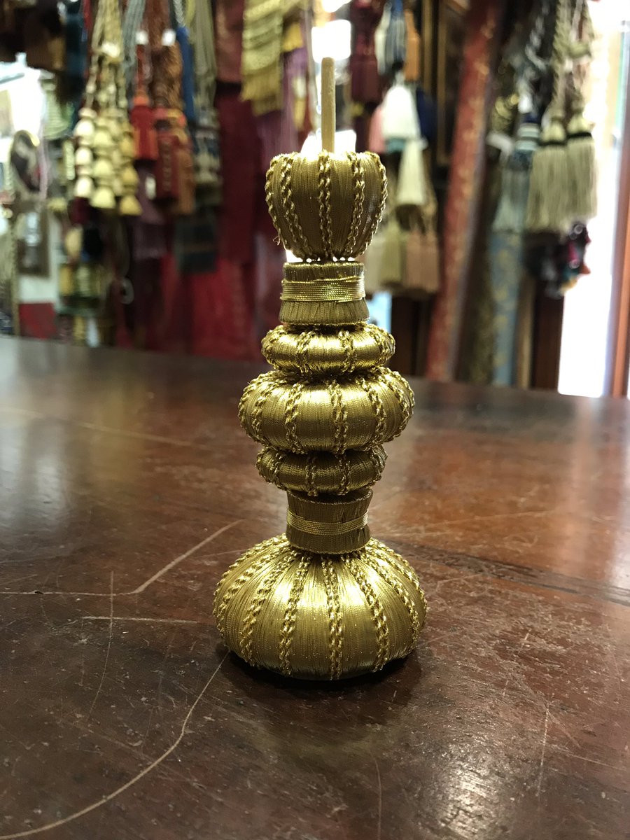 CasaRodriguez13's tweet photo. El antes y el después de rasear y decorar con pilares las maderas con hilo de oro. 
.
.
.
.
#hechoamano #bombazurda #botondeorillo #borlas #tassel #pasamaneria #cordoneria #cingulo #diseño #santa #oroentrefino https://t.co/BMEeyxEuAX
